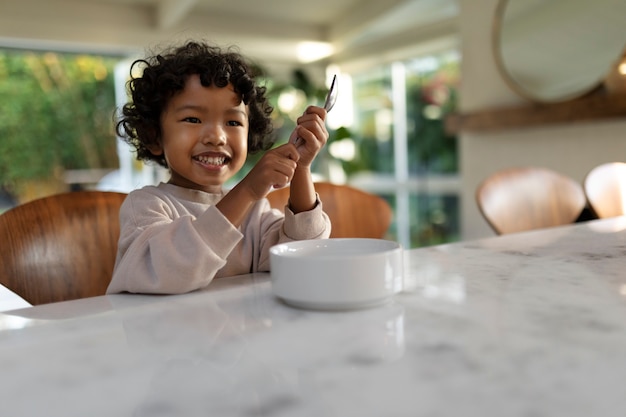 Foto feche a linda criança negra comendo