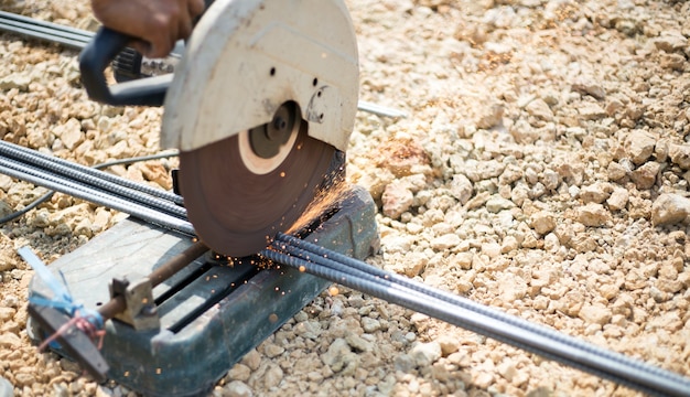 Feche a linha de corte de ferro no canteiro de obras no solo