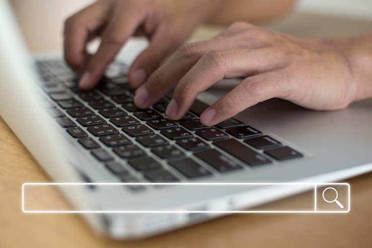 Foto feche a mão da imagem do jovem empresário use o teclado de amarração no laptop para descobrir o que os interessa para encontrar ideias sobre redes e aprendizado on-line com o ícone da barra de pesquisa