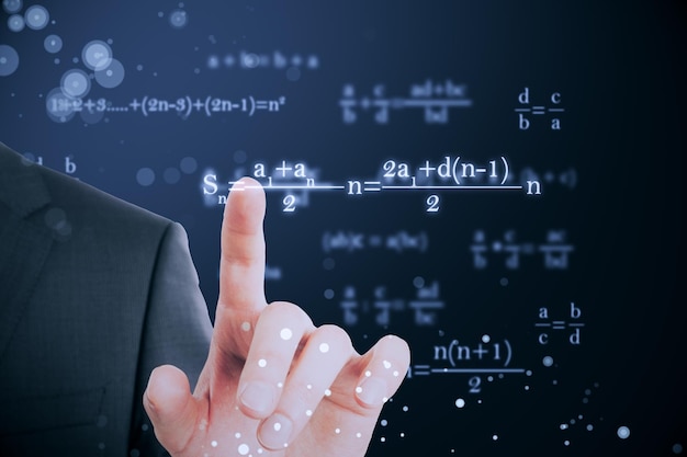 Feche a mão do empresário apontando para fórmulas matemáticas brilhantes sobre fundo azul Conhecimento educacional e conceito de estatística