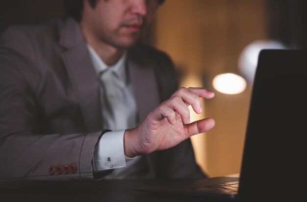 Feche a mão do empresário com notebook Conceito de tecnologia para negócios