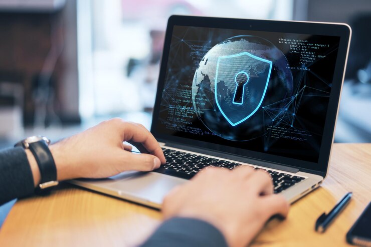 Foto feche a mão do empresário usando o teclado do laptop na área de trabalho de madeira com holograma de segurança abstrato com globo e codificação em fundo desfocado proteção segura e conceito web dupla exposição