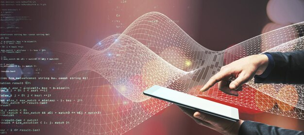 Feche a mão do empresário usando tablet com codificação abstrata e holograma digital da web em fundo rosa Dispositivo de tecnologia e conceito de inovação