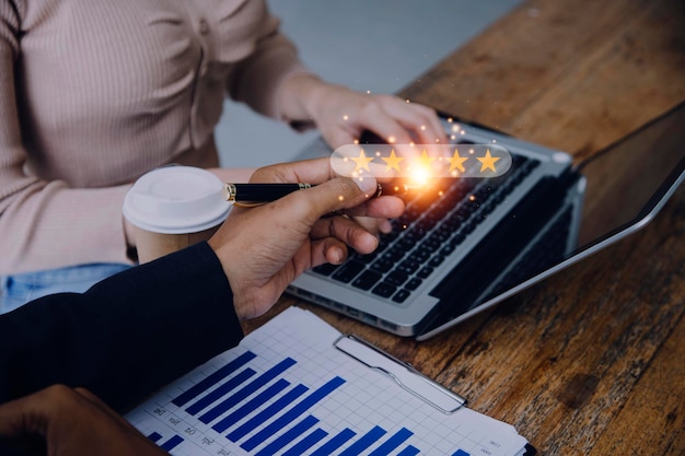 Foto feche a mão do homem usando smartphone com ícone pop-up de cinco estrelas para serviço de satisfação de revisão de feedback experiência de atendimento ao cliente e pesquisa de satisfação comercial