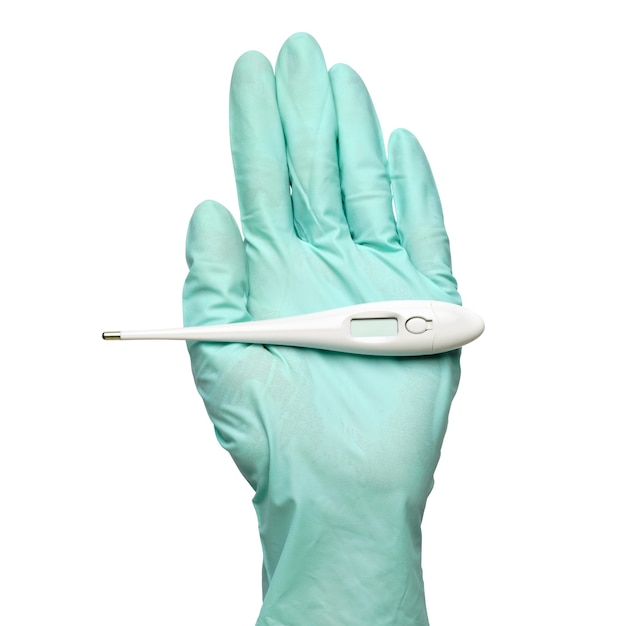 Foto feche a mão em uma luva de látex com termômetro isolado em um fundo branco.