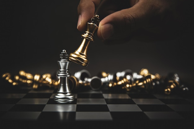 Feche a mão, escolha o xadrez do rei para lutar no tabuleiro de xadrez