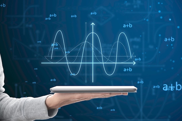 Feche a mão feminina segurando o celular com gráfico de fórmula matemática brilhante abstrato sobre fundo azul Dados digitais de equação e conceito de aplicativo de matemática