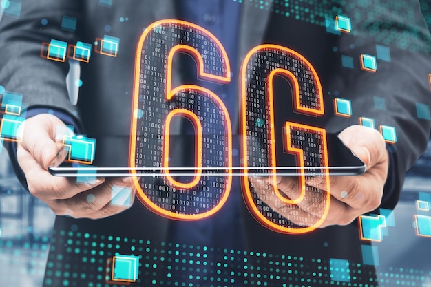 Feche a mão masculina segurando a almofada com holograma 6g brilhante no fundo do interior do escritório embaçado Conceito de rede 6G Internet móvel de alta velocidade Redes de nova geração Mídia mista Exposição dupla