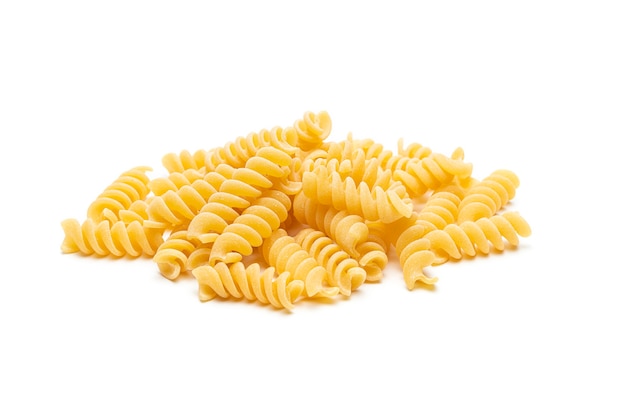 Foto feche a massa fusilli crua amarela brilhante sobre fundo branco.