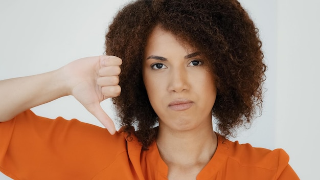 Foto feche a mulher afro-americana triste, frustrada e desapontada com uma garota de cabelo encaracolado olhando