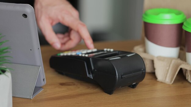 Feche a mulher caucasiana usando pagamento sem contato com cartão de crédito para café sem fio Tecnologias modernas e conceito de negócio de restaurante