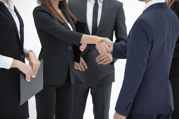 Feche a mulher de negócios de up.handshake com businessman.isolated em branco.