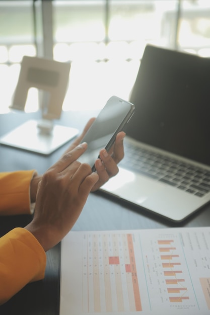 Foto feche a mulher de negócios usando calculadora e laptop para fazer finanças matemáticas em estatísticas de contabilidade fiscal de mesa de madeira e conceito de pesquisa analítica