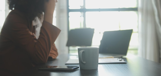 Feche a mulher de negócios usando calculadora e laptop para fazer finanças matemáticas em estatísticas de contabilidade fiscal de mesa de madeira e conceito de pesquisa analítica