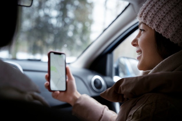 Foto feche a mulher segurando o smartphone