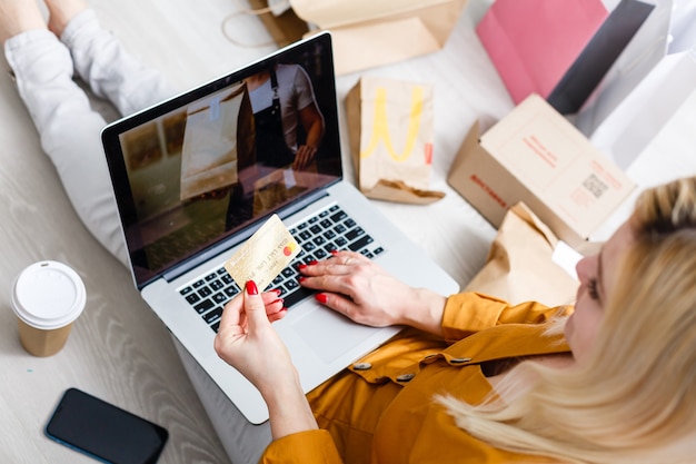 Feche a mulher sentada, use cartão de crédito, pague por pedido de comida on-line no computador laptop, na página da Web de função de adicionar ao carrinho em casa, Conceito de marketing digital. Estilo de vida digital