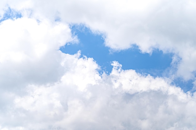 Feche a nuvem nublada no céu azul para o fundo da natureza