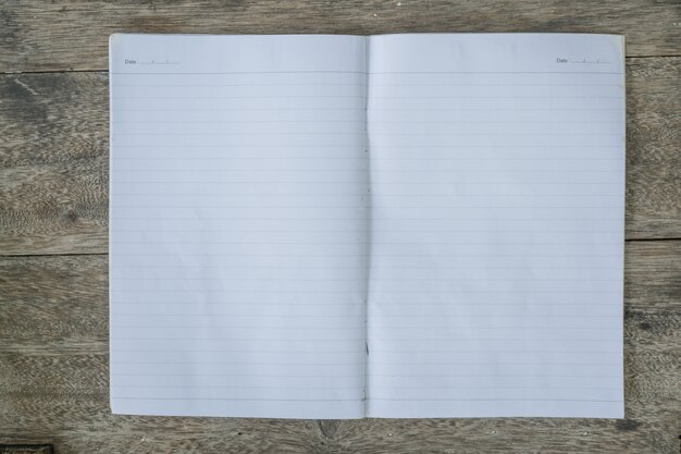 Feche a página branca do caderno com a linha.