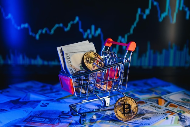 Feche a pilha de moedas físicas de bitcoin douradas em cima das notas de euro-dólar com foco seletivo de visão de alto ângulo