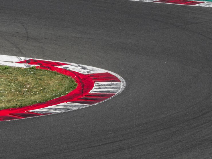 Foto feche a pista de competição esportiva com vestígios de pneus
