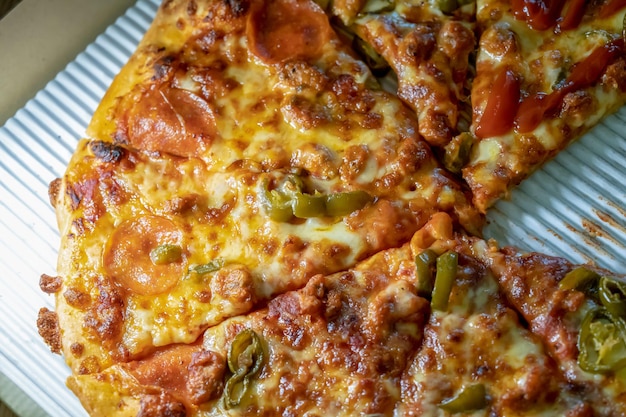 Feche a Pizza do serviço de entrega em caixa de papel com uma luz LED do quadro lateral