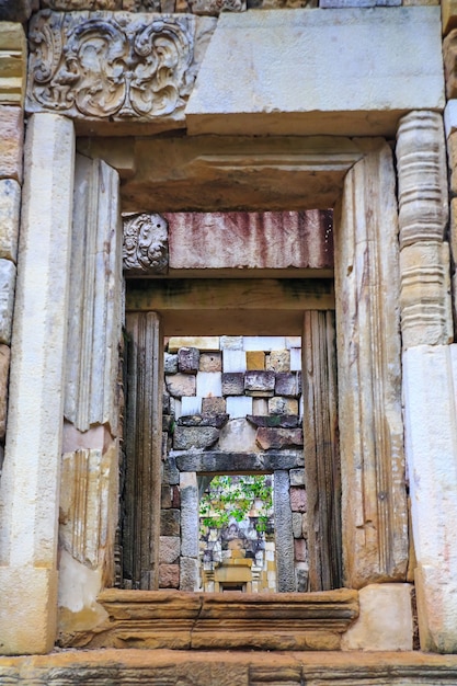Feche a porta exterior e a parede de Prasat Sadok Kok Thome é um templo Khmer em Thaila