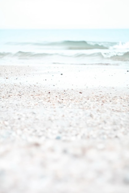 Foto feche a praia de areia branca e a foto do conceito de ondas do mar
