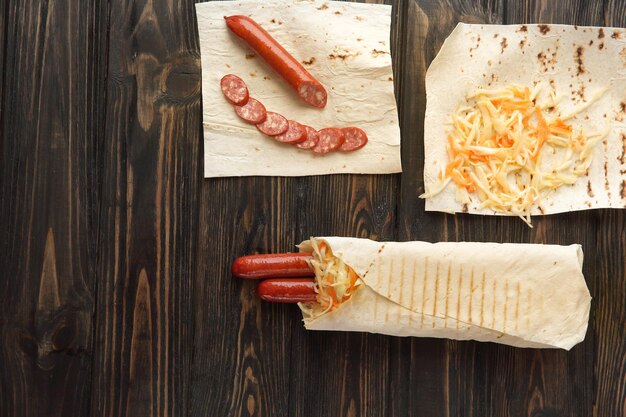 Feche a preparação de salsicha na foto lavash com espaço de cópia