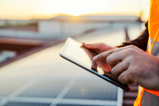 Feche a rolagem manual no tablet e verifique os painéis solares