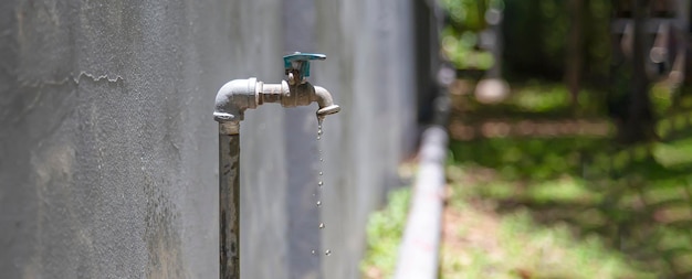 Feche a torneira da água no gramado.