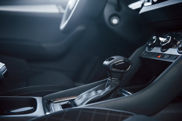Feche a vista detalhada do interior do carro moderno novo.