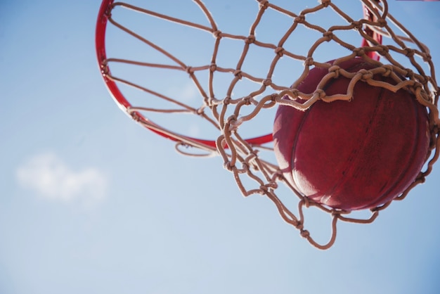 Feche a vista do basquete e da rede