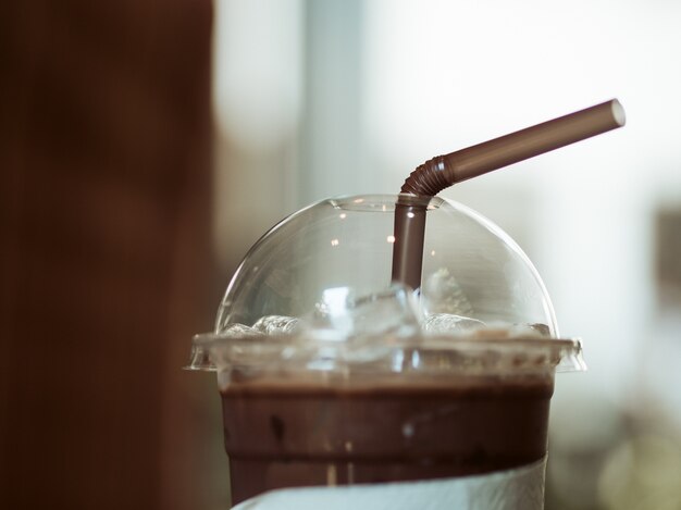 Feche acima da bebida congelada do chocolate na barra.