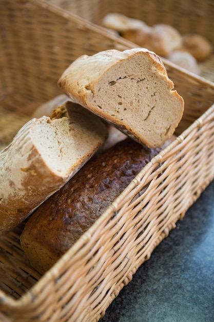 Feche acima da cesta com pães fatiados