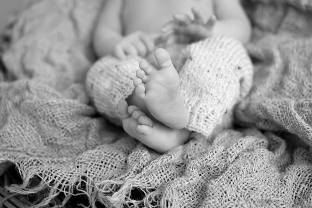 Feche acima da imagem dos pés do bebê recém-nascido