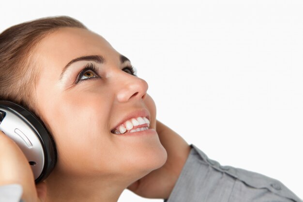 Feche acima da mulher de negócios que aprecia a música