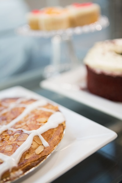 Feche acima da torta de gelo e doce deserto