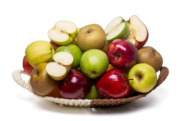 Feche acima da vista de diversas maçãs de cultivars diferentes, isoladas em um fundo branco.