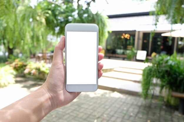 Feche acima das mãos das mulheres segurando a tela do espaço de cópia em branco do telefone celular. telefone inteligente com conceito de tecnologia