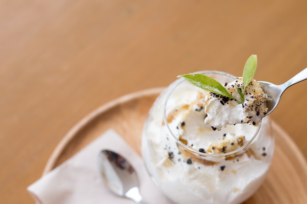 Feche acima de banoffee em um frasco de vidro.