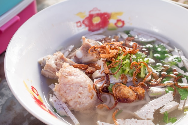 Foto feche acima de cozinhando macarrão vietnamita com sopa contendo vermicelli de arroz.