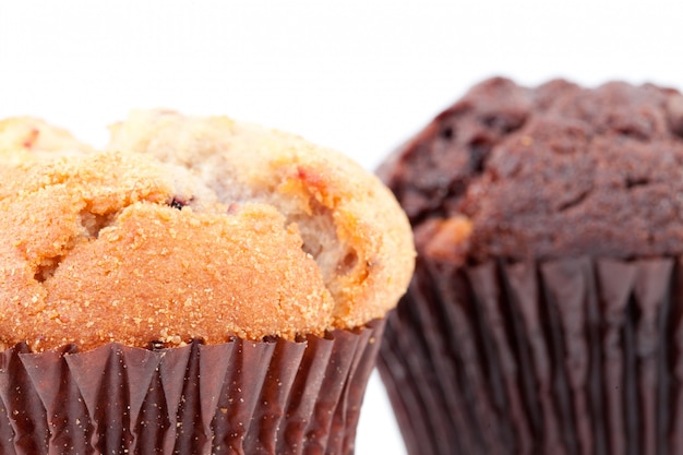 Feche acima de um muffin regular e um muffin de chocolate