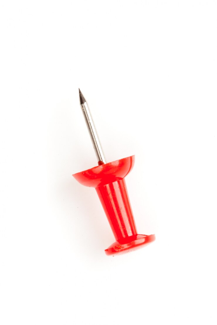 Foto feche acima de um pino vermelho no chão