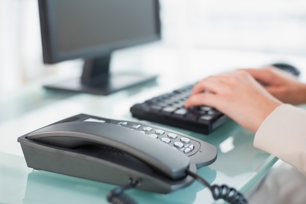 Foto feche acima de uma mulher de negócios digitando em um teclado