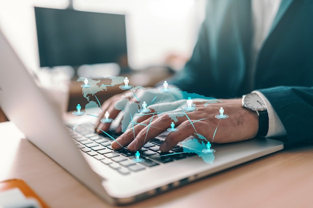 Feche acima do empresário de sucesso digitando no laptop enquanto está sentado no escritório.