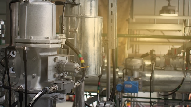 Foto feche acima do equipamento ou do vale de controle para a instalação petroquímica, futuro da tecnologia do sistema