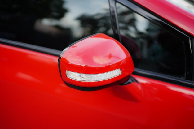 Feche acima do espelho de carro vermelho moderno