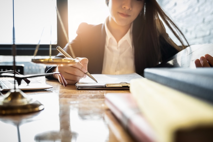 Foto feche acima do homem de negócios do advogado que trabalha ou que lê o lawbook no local de trabalho do escritório para o conceito do advogado do consultante.