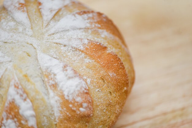 Feche acima do pão - pão fresco da padaria. conceito de comida de pequeno-almoço caseiro