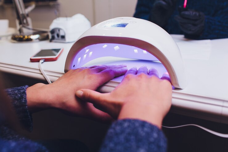 Foto feche acima do processo france manicure no salão de beleza.